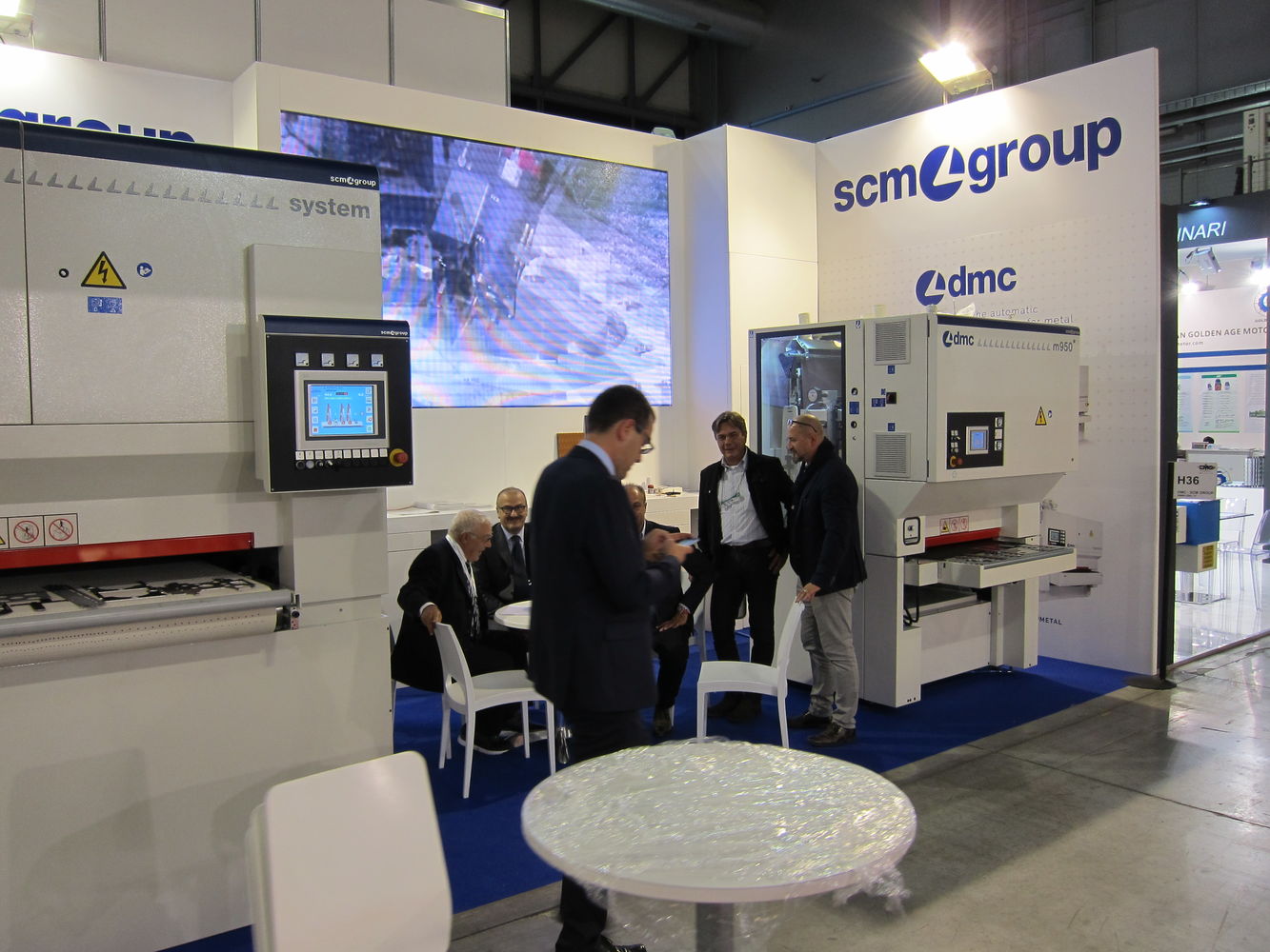 Visitatori da tutto il mondo allo stand DMC alla fiera Emo 2015